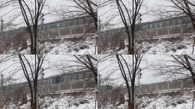 高清实拍北方下雪火车进站大雪高铁春运