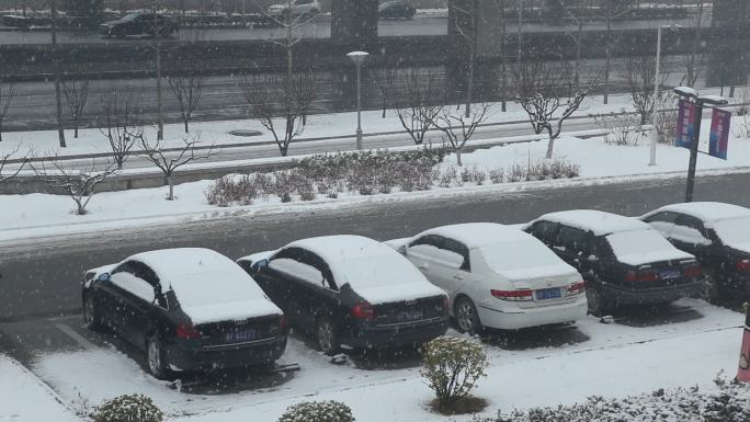 高清实拍北方下雪高速路道路积雪