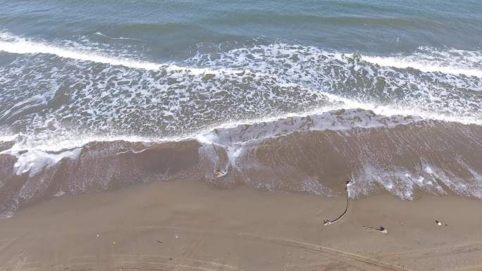 4K航拍海边海浪冲向沙滩原始素材