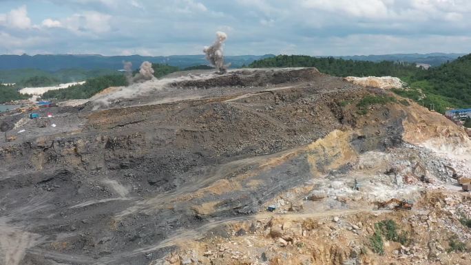 工地爆破炸山