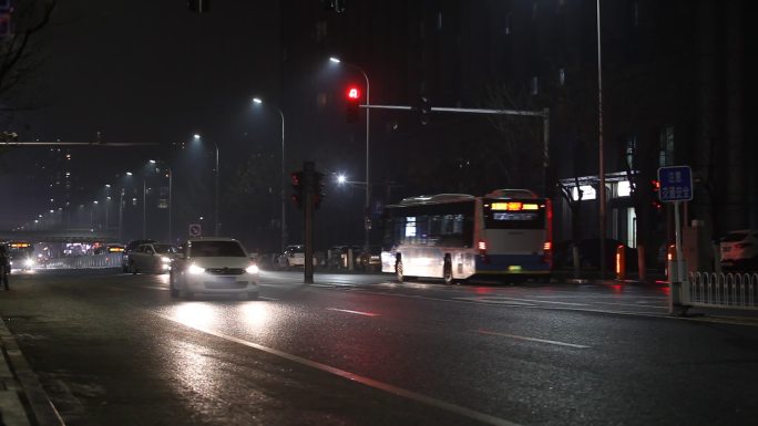 高清实拍红绿灯晚高峰繁华都市公交车