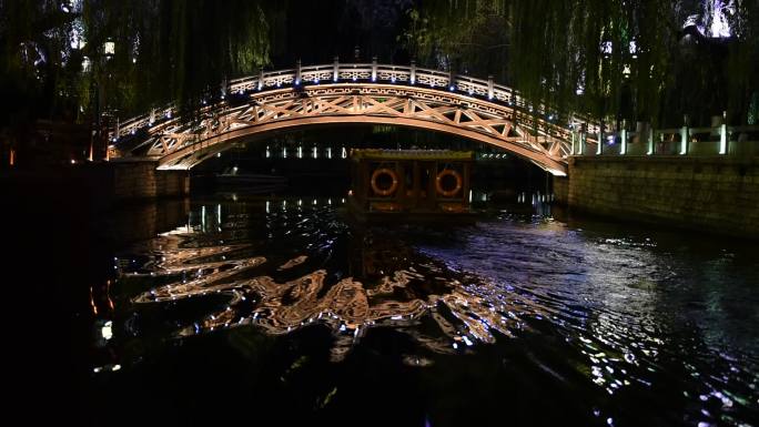 护城河游船夜景