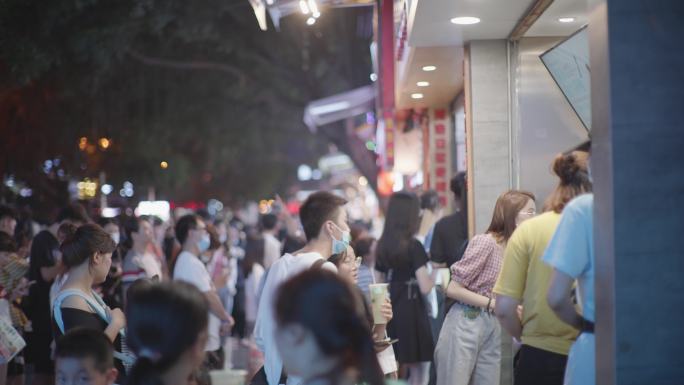 重庆夜市人群排队解放碑