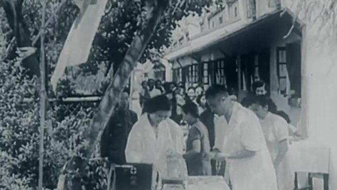 建国初期儿童妇女打针防疫卫生院