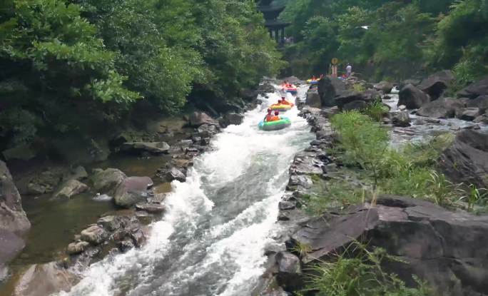 峡谷漂流闯滩