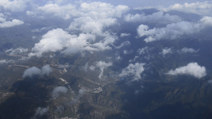 飞机上拍摄库尔勒昆仑山