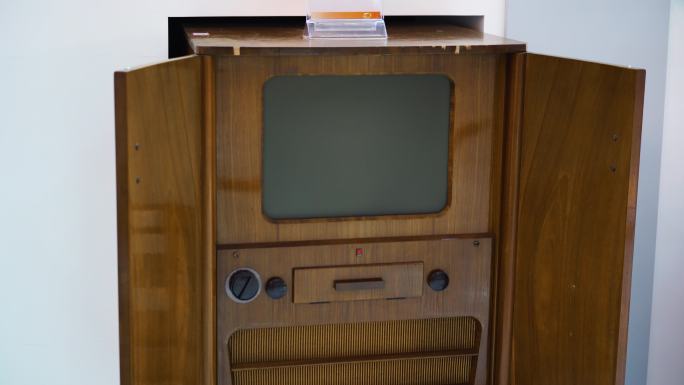 4K英国进口第一代机械扫描木制电视机
