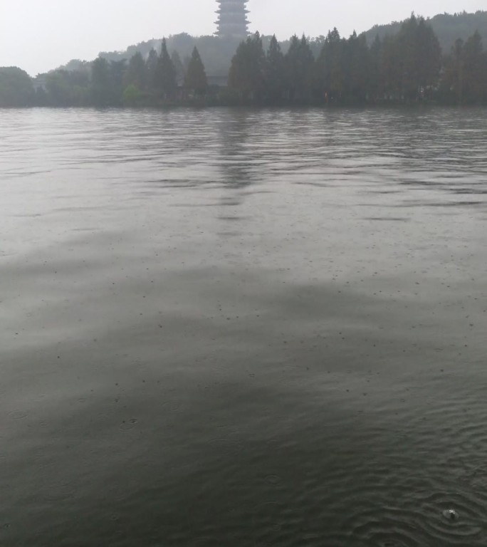 浙江杭州西湖旅游景区下雨场景