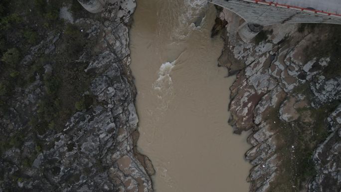 4k大气的洛河水流湍急黄土高原