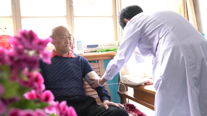 社区医院走访患者家庭帮助老人