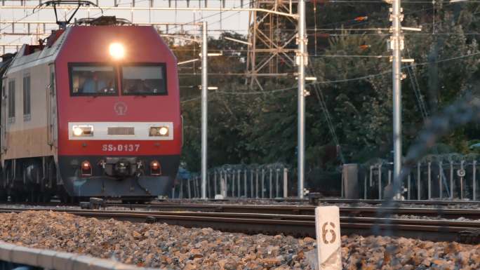 车流街道街景铁道