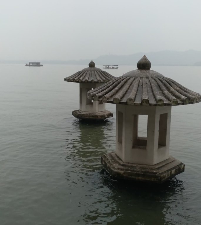 浙江杭州西湖旅游景区三潭印月下雨场景