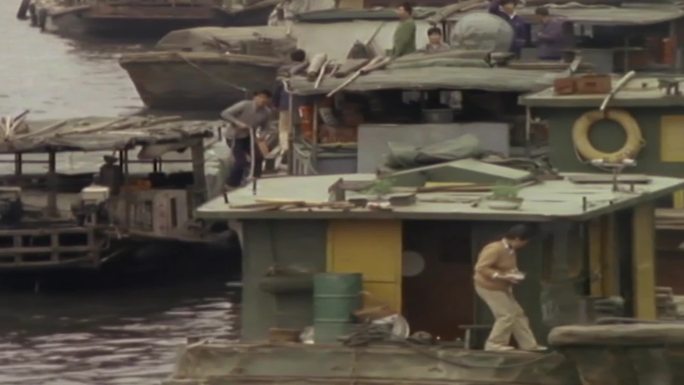 80年代黄浦江外白渡桥渔船