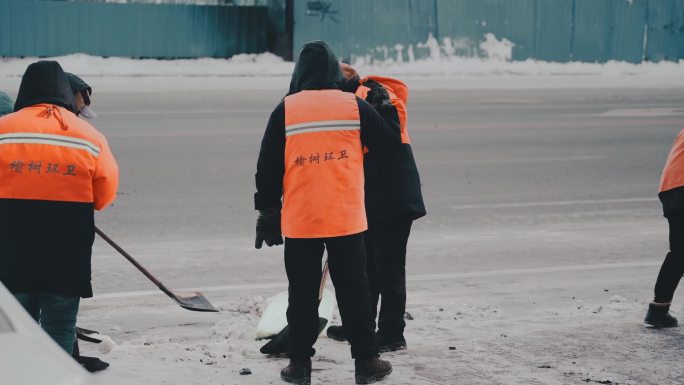 环卫工人清雪