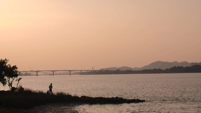 傍晚夕阳下的河边江边钓鱼4k视频素材