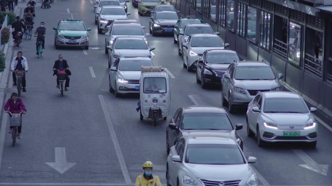 广州上下班高峰期的车流与人流