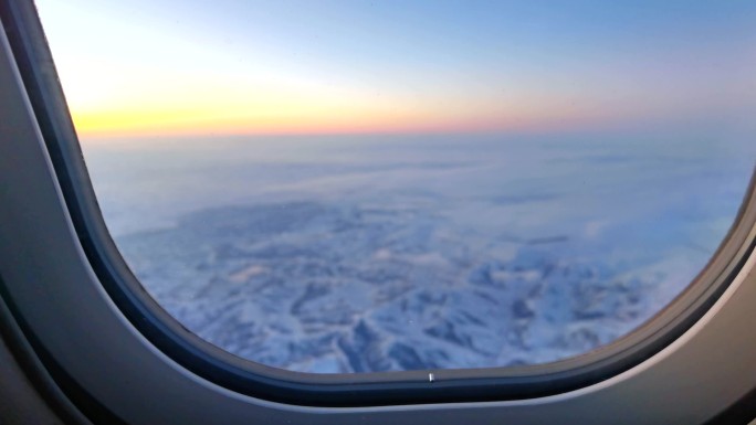 飞机窗外的雪景