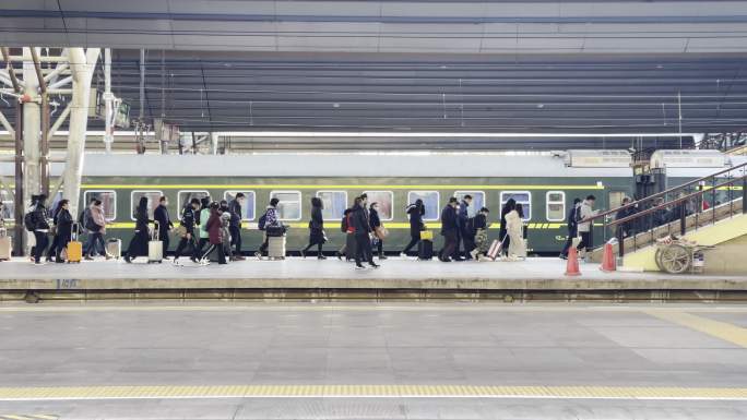 北京站下车的人流杜比视界4K60帧广角