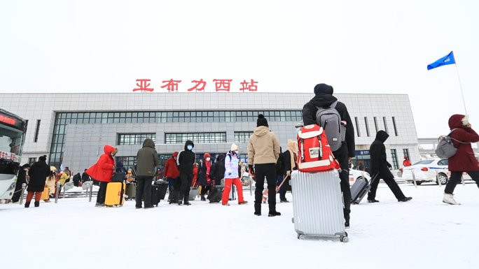 冬日城市下雪车站的游客