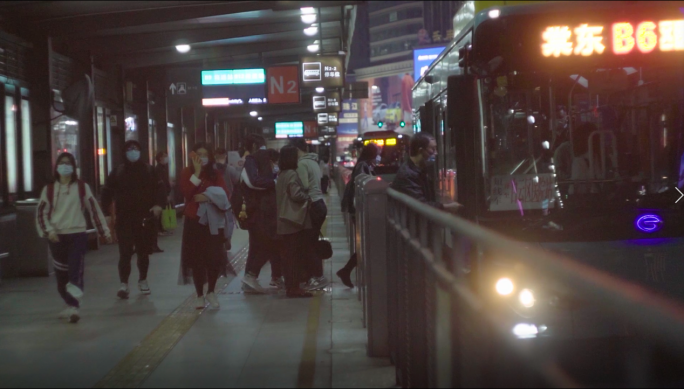 广州下班高峰期公交车站BRT等车的人