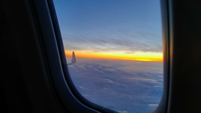 飞机窗外的朝阳或者夕阳