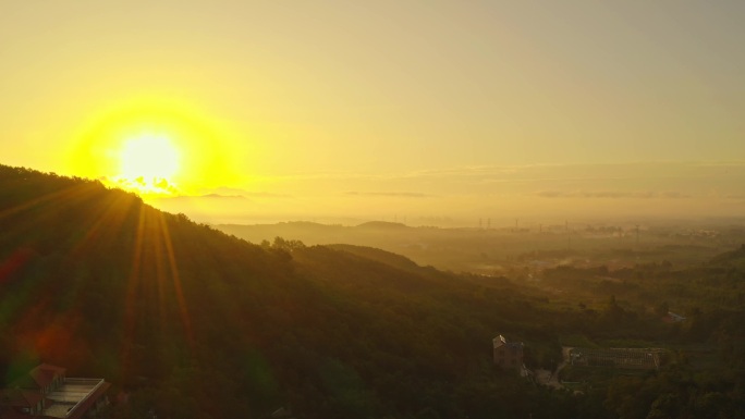 航拍日出时金色的大地田野山岗