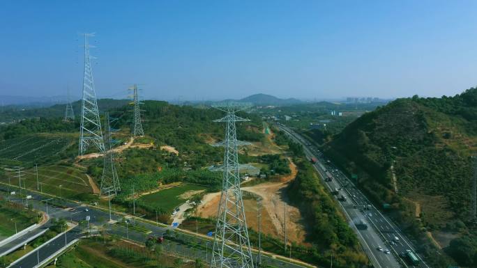 高速公路旁的电铁塔高压线施工