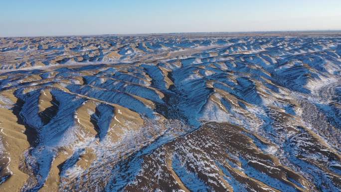 航拍冬季山脉残雪