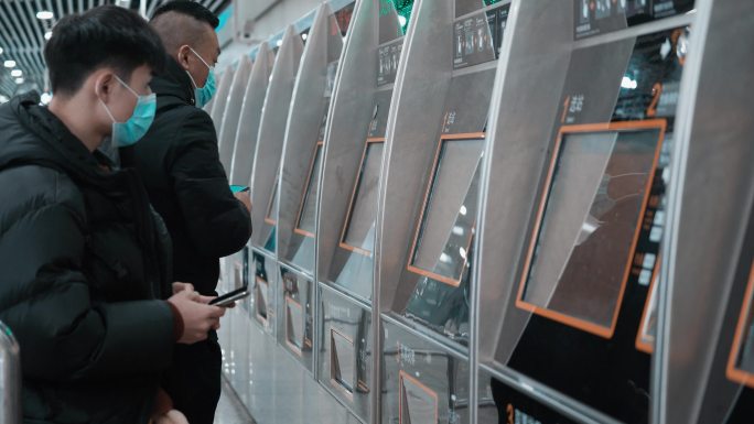 4K地铁站戴口罩的市民自助购票机购票空镜