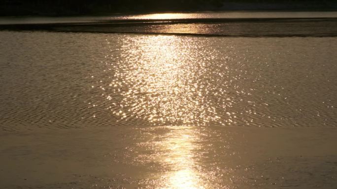 冬日夕阳下的湖面波光