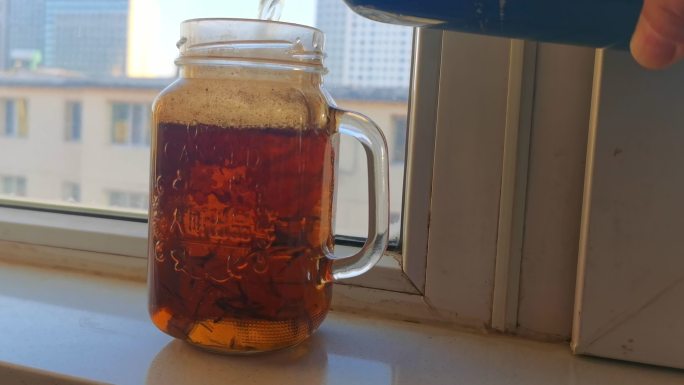 旧茶杯沏红茶