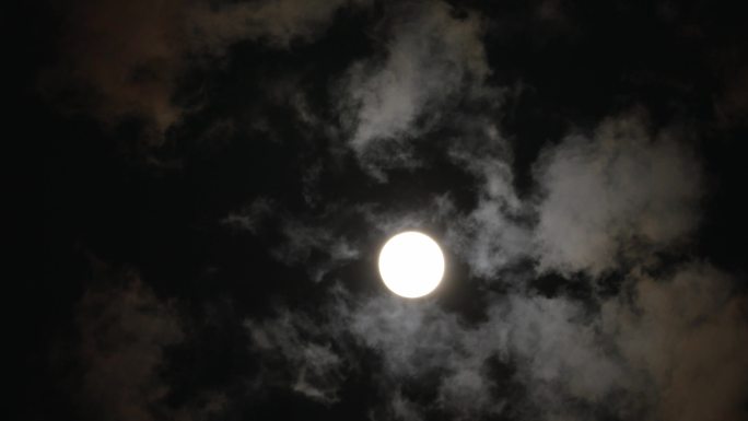 4K大月亮在云雾中爬上来