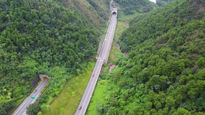 大山深处的公路隧道