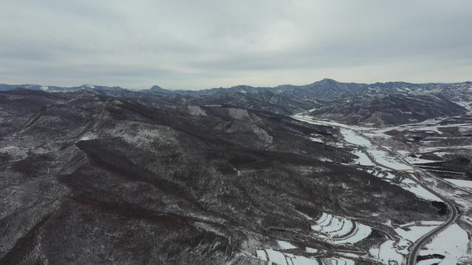 航拍中国北方雪后山景，壮美