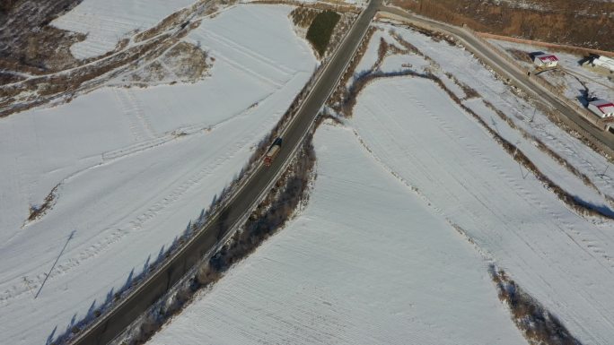 航拍北方雪后汽车在公路上行驶，大好河山