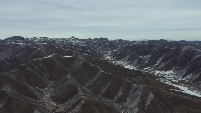 航拍中国北方雪后山景，壮美