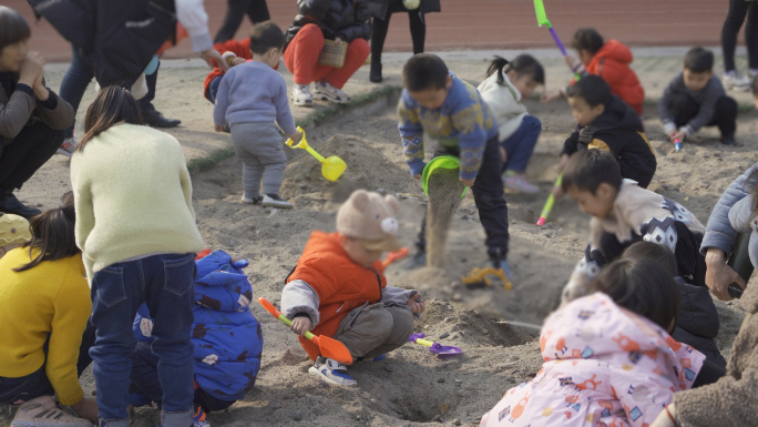 4K小孩子们玩沙子