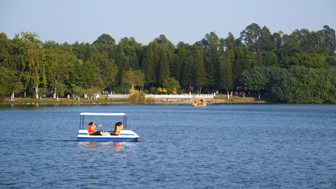 公园游船在湖面上行驶，游湖4k视频素材