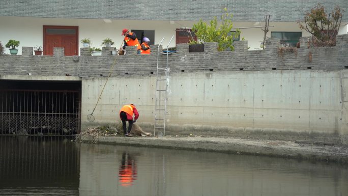 工作人员清理河道