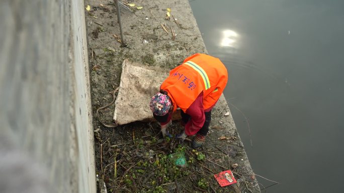 工作人员清理河道