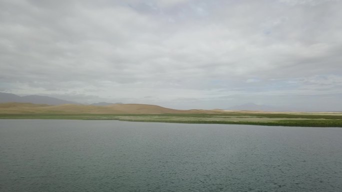 航拍青海沙漠湖泊
