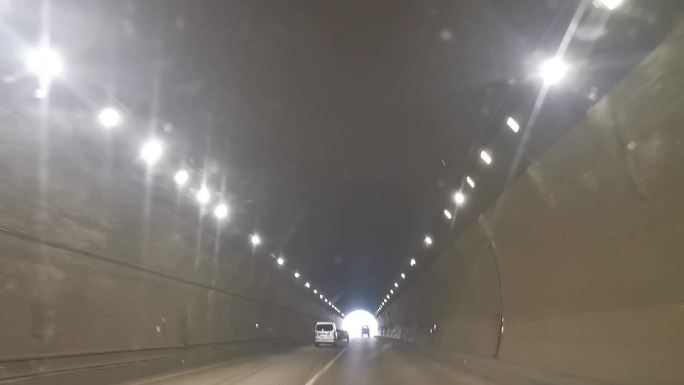 高速开车第一视角过隧道