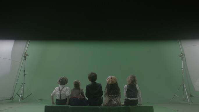 4K绿屏抠像小孩仰望天空合成素材