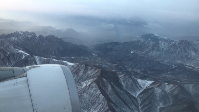西藏航班 飞机窗外飞过雪山