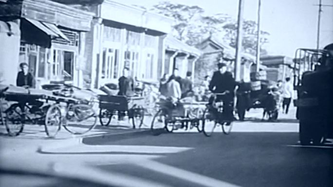50年代城市街道马路行人人群