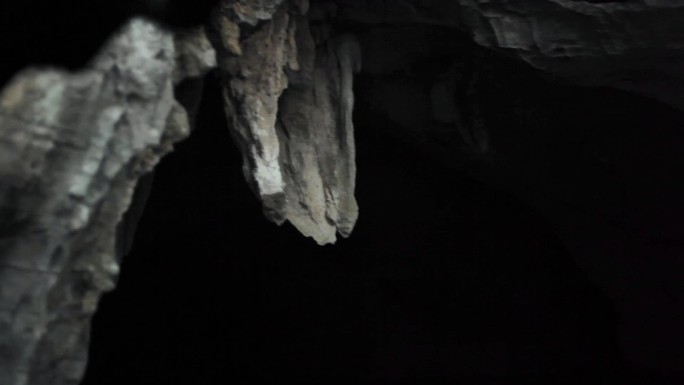 落日后的恐怖的山洞河流