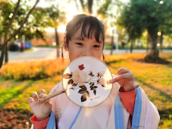 儿童汉服传统文化公园休闲生活秋天枫叶素材