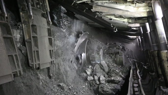 架前喷雾采煤刮板输送机拉煤井下