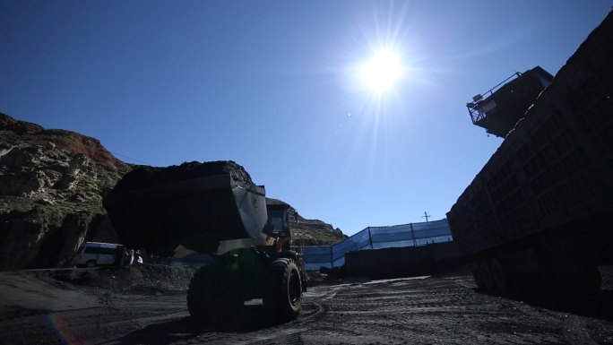 矿区铲车装煤运输工程车煤矿运
