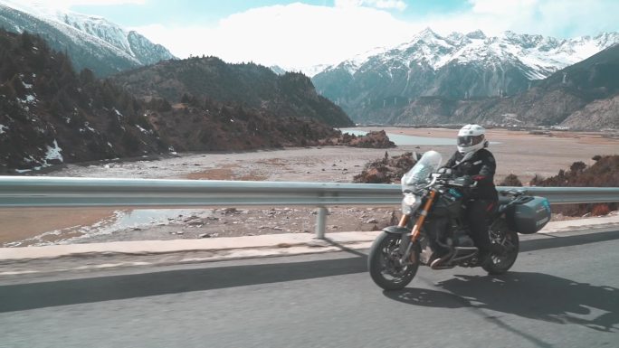 西藏摩托车队路途赶路
